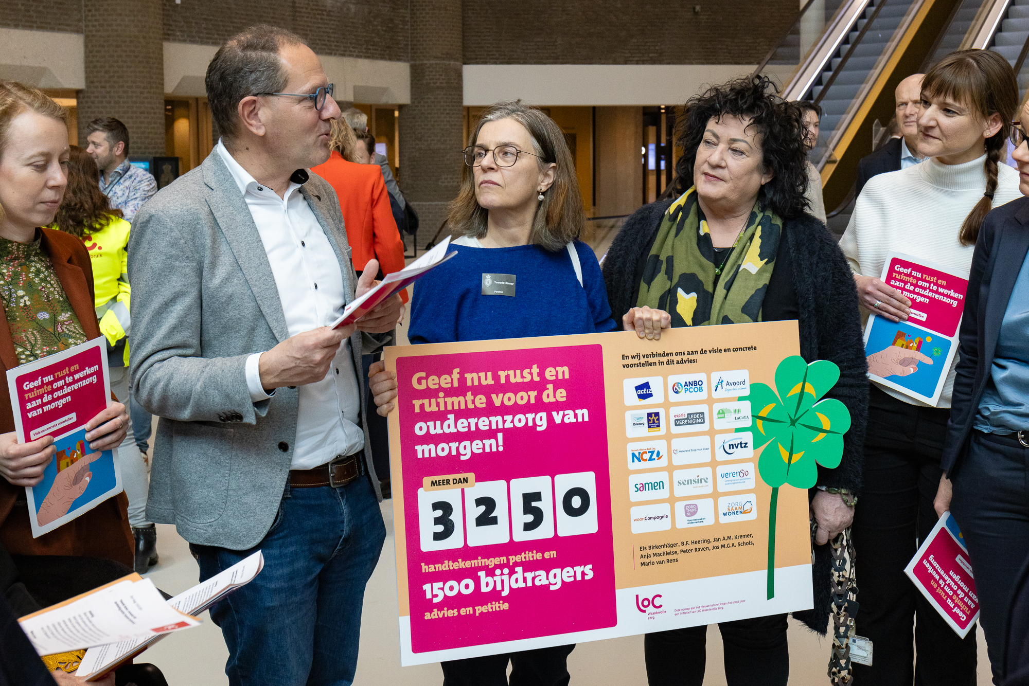 Petitie overhandigd aan Tweede Kamer; ‘Nu rust en ruimte voor ouderenzorg van morgen!’